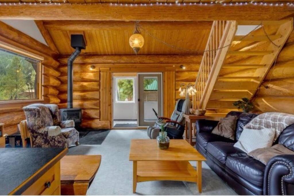 Authentic Lofted Log Cabin With Hot Tub Villa Kelowna Bagian luar foto