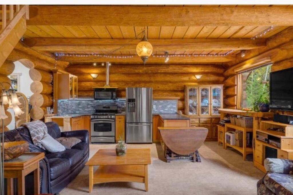 Authentic Lofted Log Cabin With Hot Tub Villa Kelowna Bagian luar foto