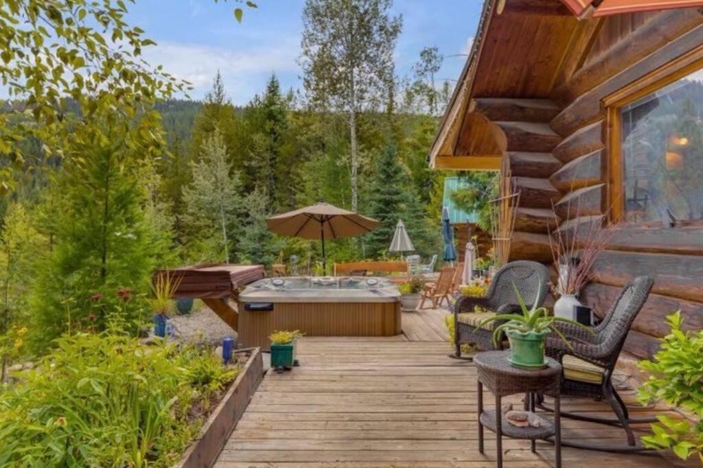 Authentic Lofted Log Cabin With Hot Tub Villa Kelowna Bagian luar foto