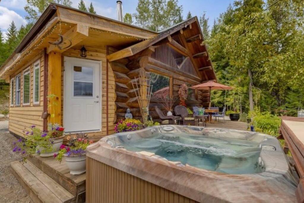 Authentic Lofted Log Cabin With Hot Tub Villa Kelowna Bagian luar foto